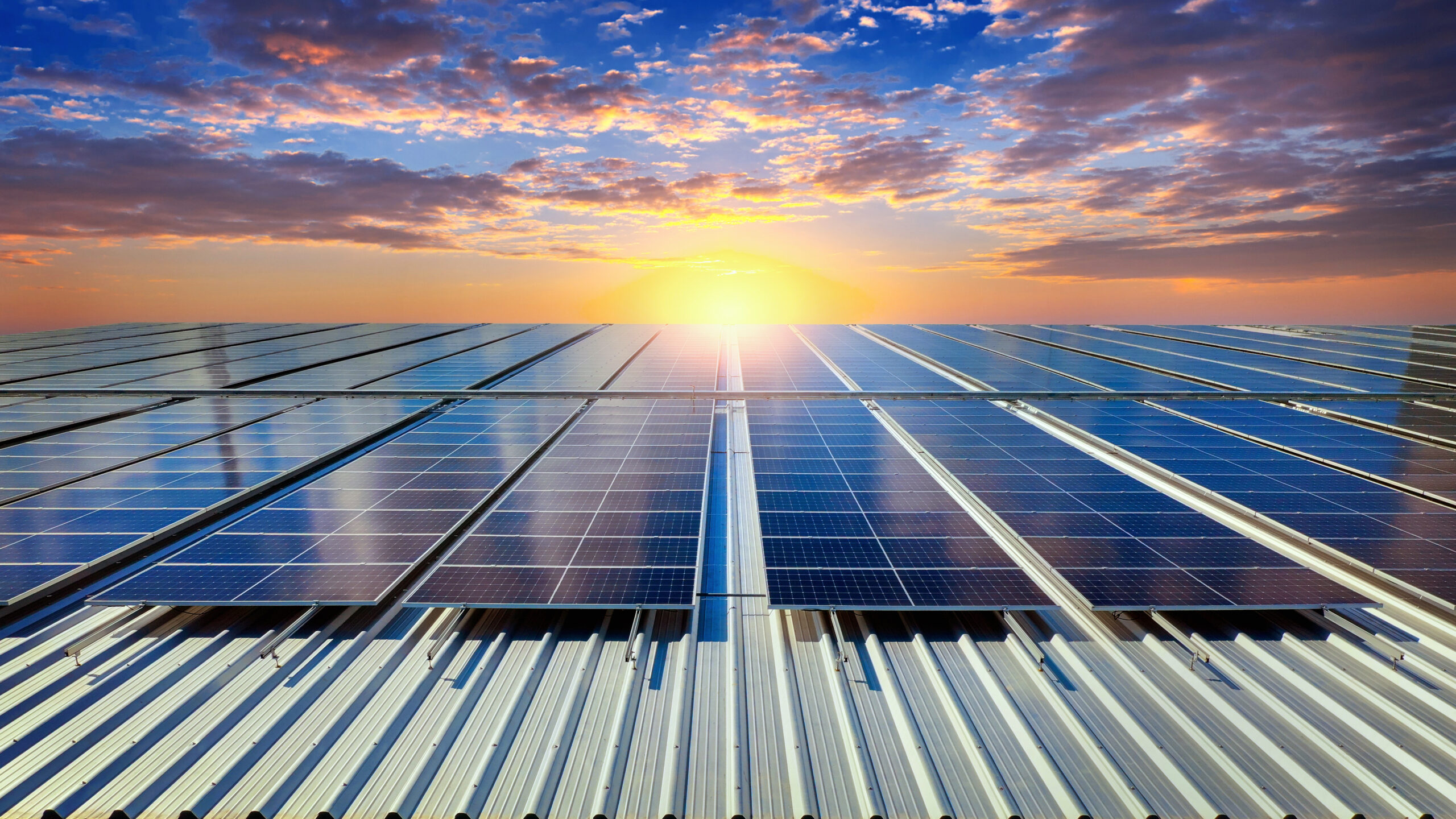 La energía solar frena el aumento del precio de la electricidad durante la ola de calor