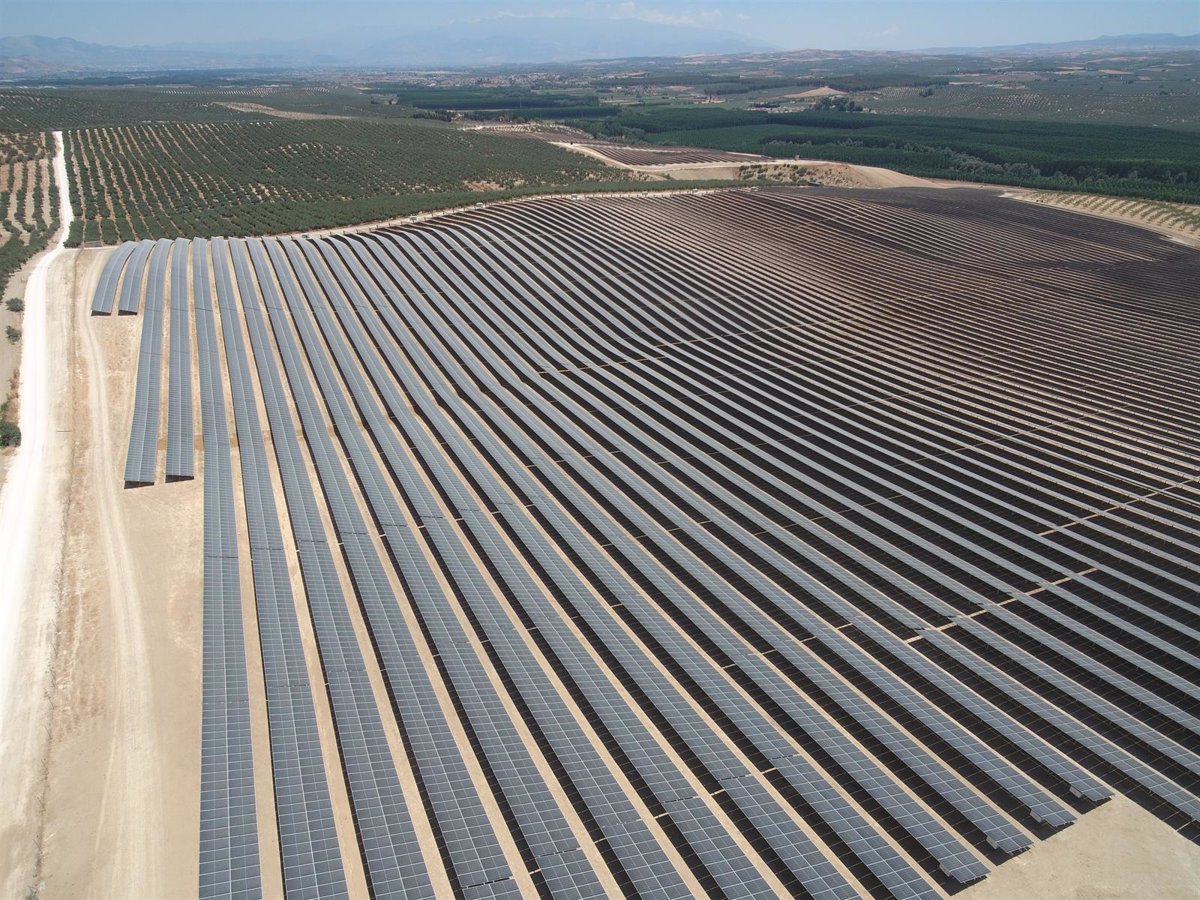 La energía solar fotovoltaica domina el panorama inversor en energías limpias