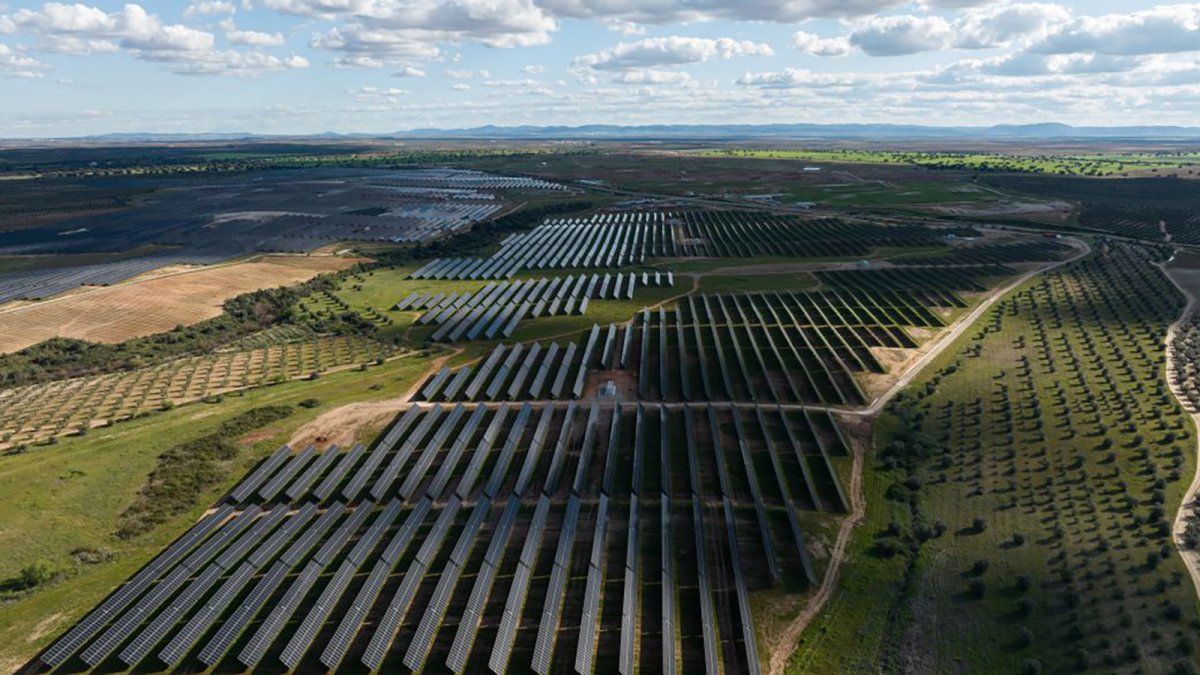 La energía solar fotovoltaica lidera el sistema eléctrico español en 2025