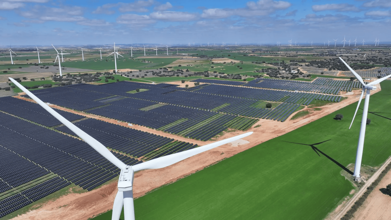 Fotovoltaica impulsa la bajada del precio eléctrico en España en plena crisis energética