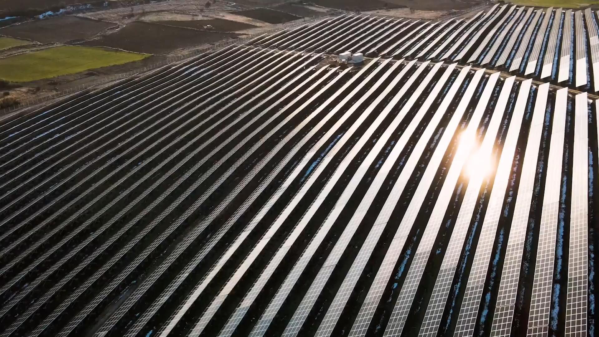 BloombergNEF pronostica un año récord: las instalaciones solares mundiales podrían alcanzar los 574 GW en 2024